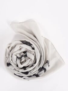 GUESS SESTRI LOGO MAXI PEONY SCARF 8 ΑΞΕΣΟΥΑΡ ΓΥΝΑΙΚΕΙΟ | LIGHT GREY