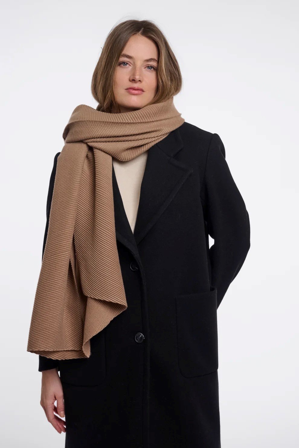 PLISSE SCARF | BROWN