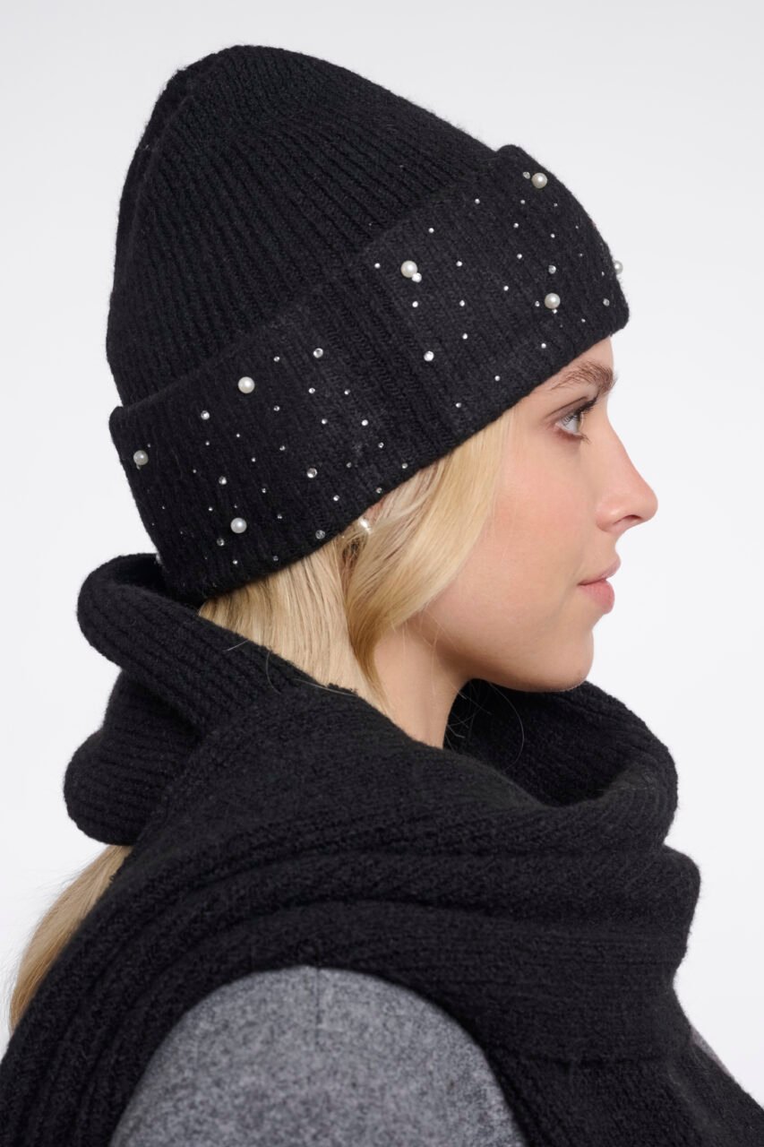 BEANIE WITH PEARLS AND STRASS | BLACK