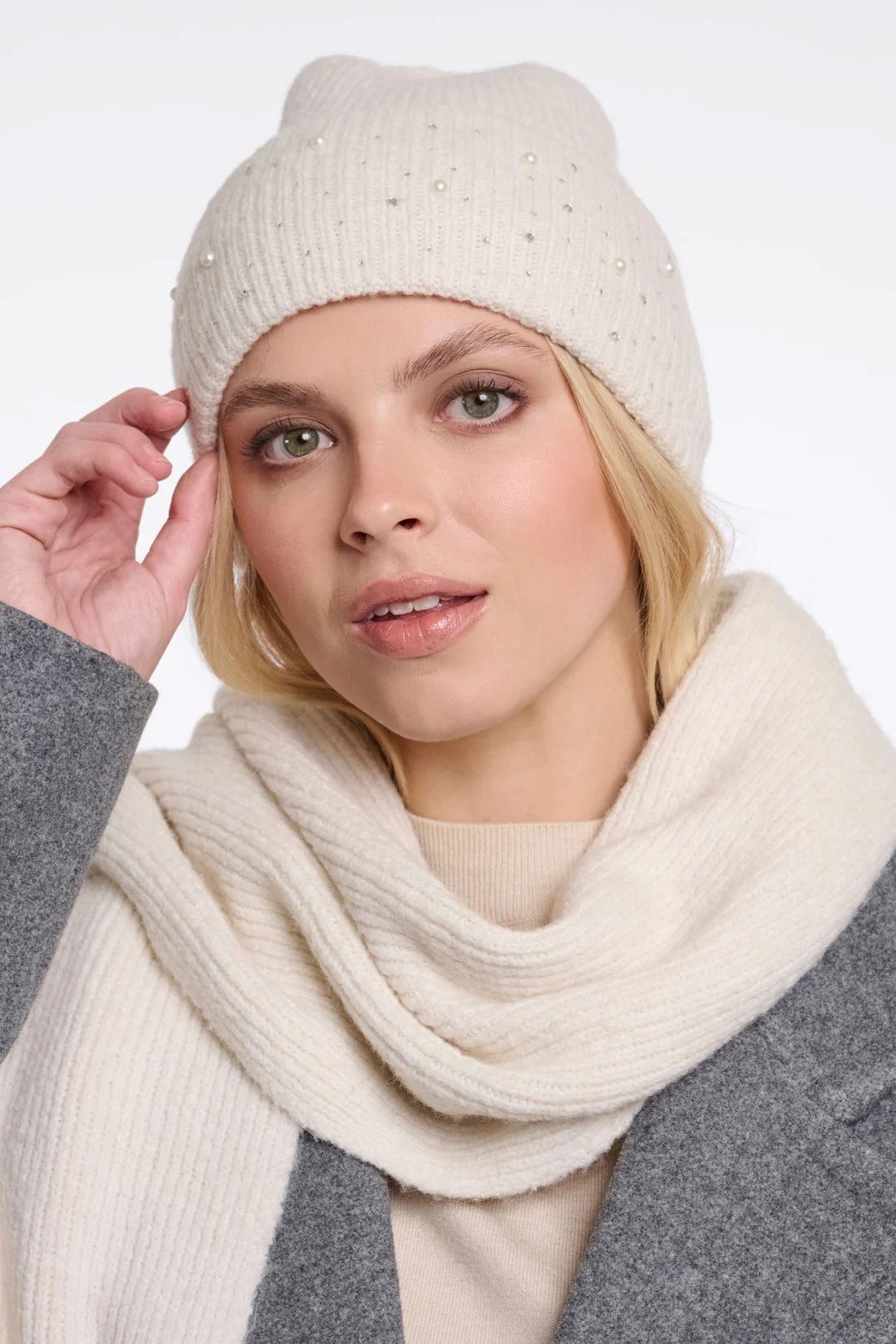 BEANIE WITH PEARLS AND STRASS | BEIGE